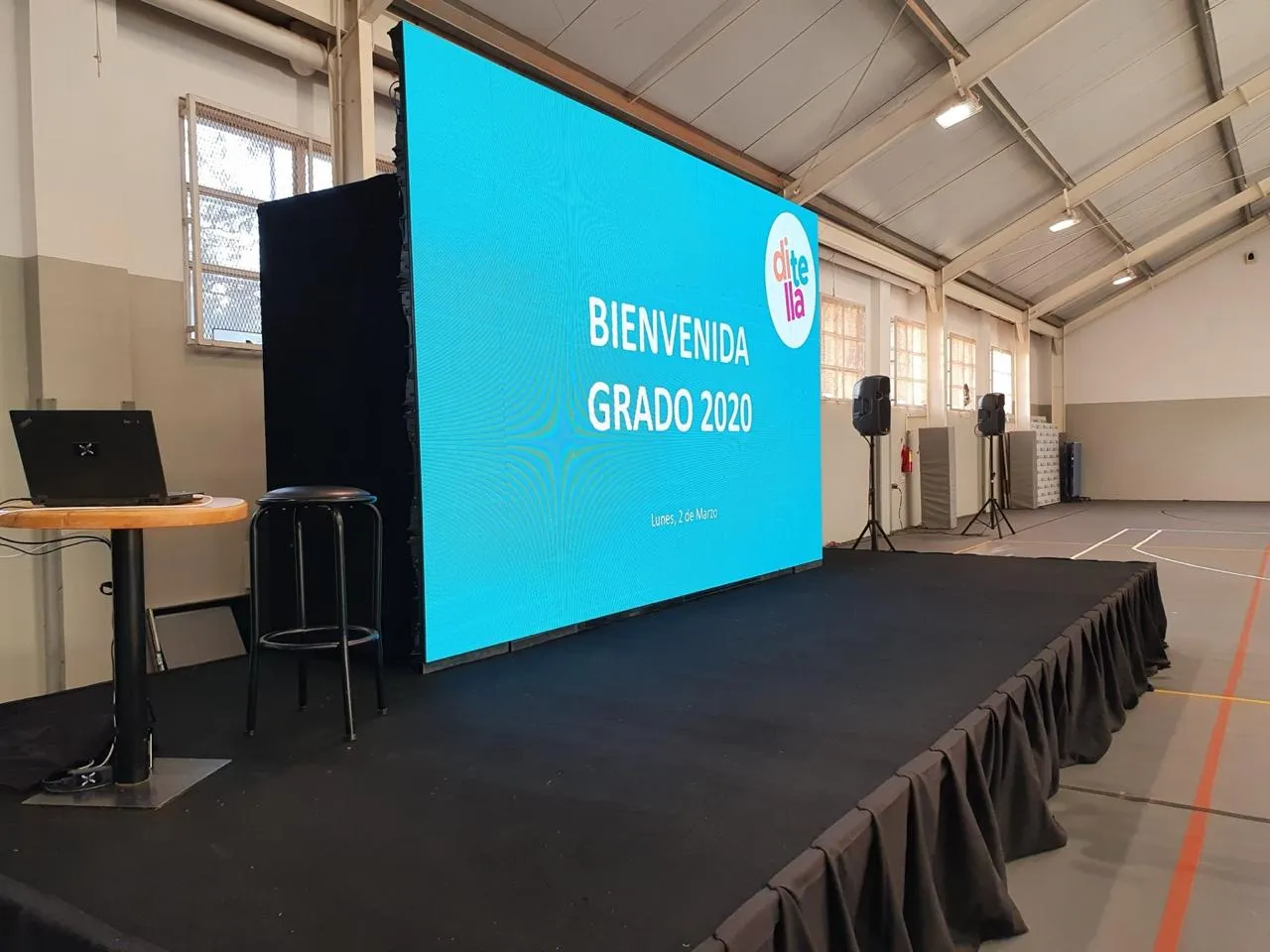 Escenario con pantalla LED indoor