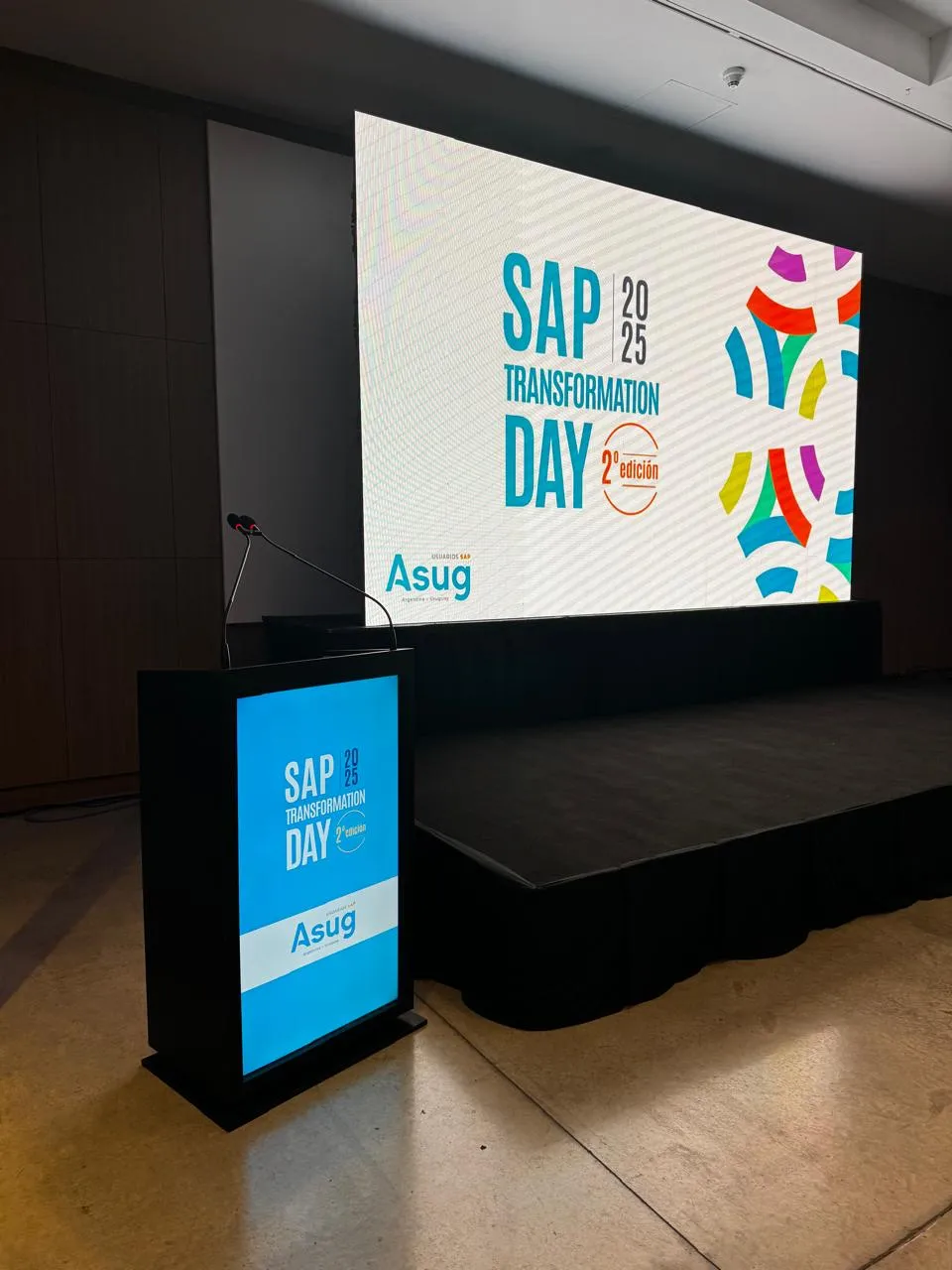 Pantalla LED integrada a producción de evento